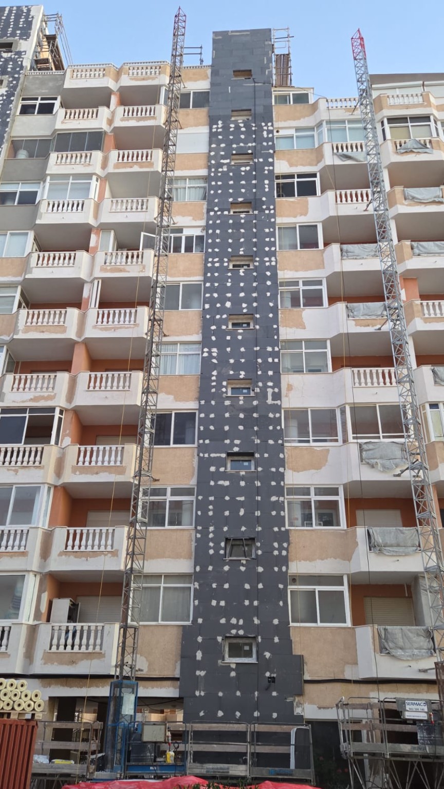 Rehabilitación vertical de fachada en edificio